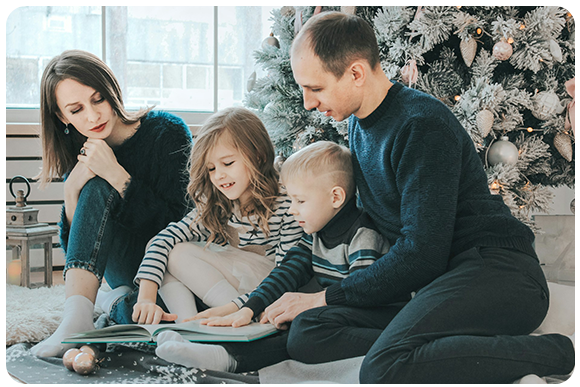 家族がアルバムを見ている画像